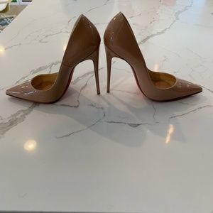 Christian Louboutin So Kate Nude Patent leather pumps 38